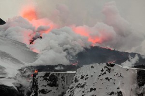 Erupce sopky Eyjafjallajökull, duben 2010, pohled jak láva teče po ledovci k severu a mění sníh na páru.